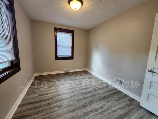 Building Photo - 348 S 38th St