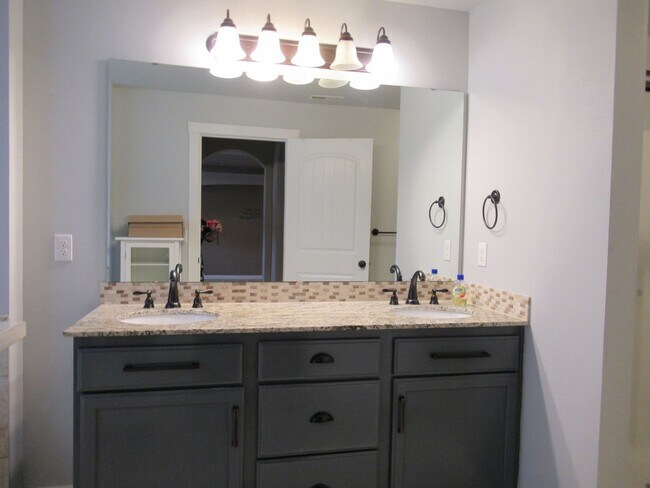 Building Photo - Gorgeous 5 bedroom 2.5 bath home in Lakeland Hills