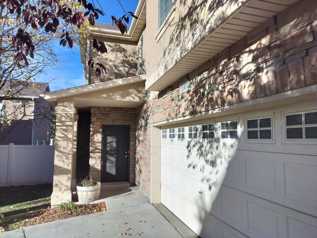 Building Photo - Modern 4bd/2.5ba Riverton Home! Amazing lo...