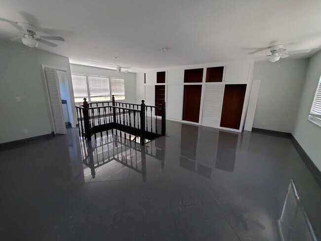 Building Photo - 301 Central Dr