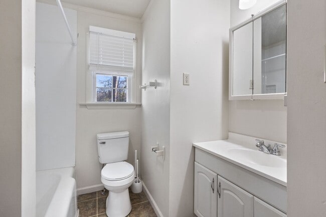 Building Photo - 537 Huston St