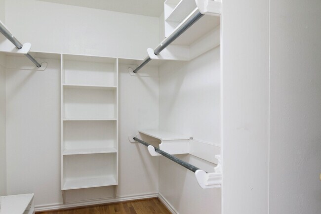 Building Photo - 309 Brookside Dr E