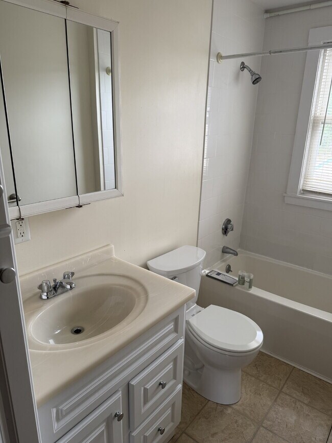 Building Photo - Spacious 2 Bedroom, 1 bath in prime Quincy location!