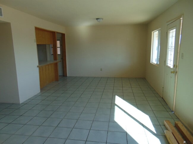 Building Photo - 2070 E La Mesa St