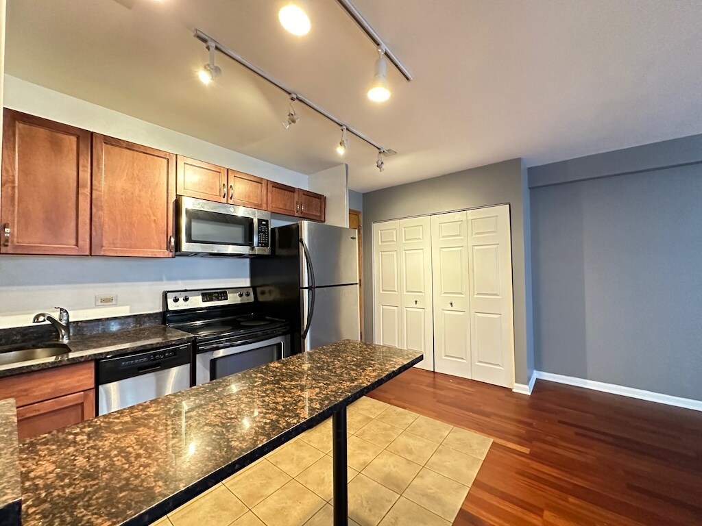 Building Photo - 4180 N Marine Dr