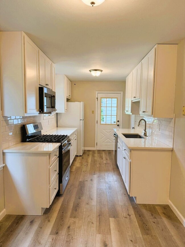 Building Photo - Fully Rehabbed 3 bedroom, 1 bathroom Renta...