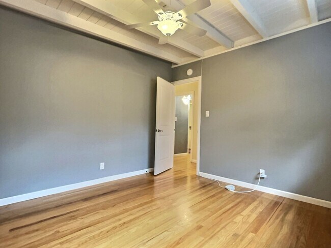 Building Photo - 5 BD / 4 BA - Stunning Mountain View Home ...