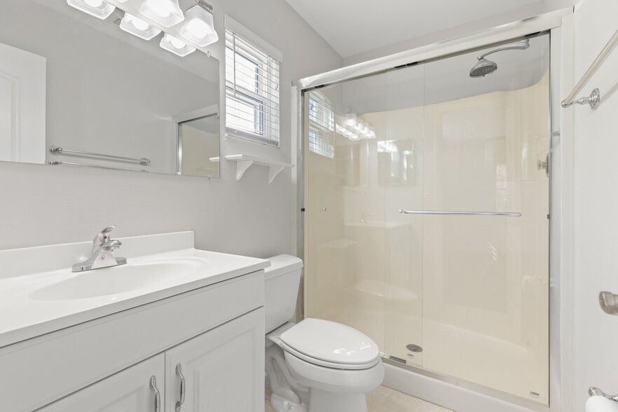 En-Suite Bathroom - 3309 W Napoleon Ave