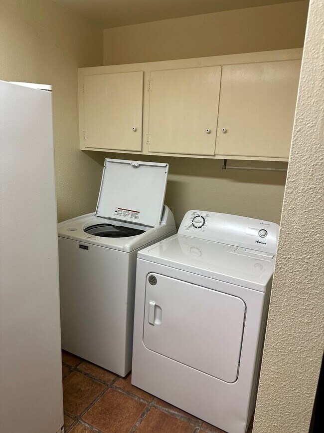 Building Photo - ONE BEDROOM, one bath, FULLY FURNISHED; ALL BILLS PAID