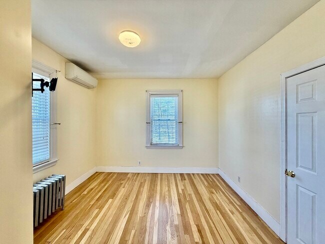 Building Photo - 12 Hall Pl