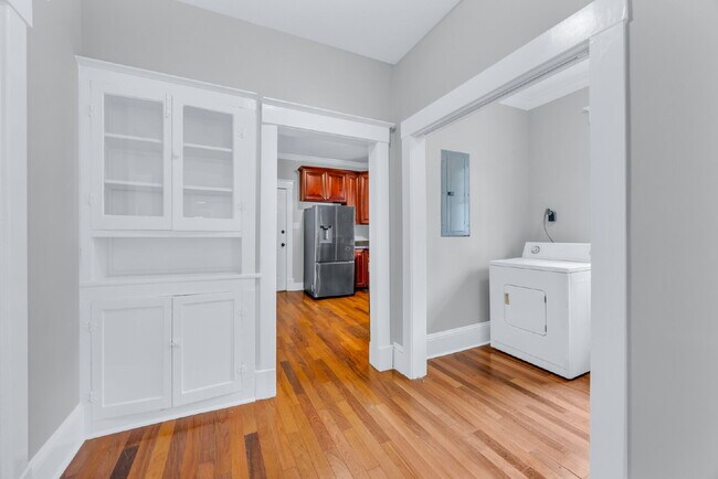 Building Photo - Cozy craftsman bungalow on Seiler Ave