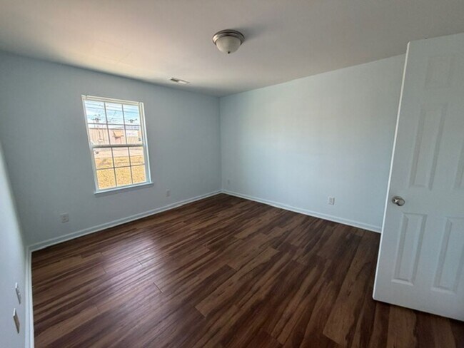 Building Photo - 3 Bedroom 2 Bathroom in a Tri-plex