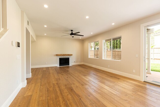 Building Photo - Beautiful Oceanside Cul-De-Sac Home!