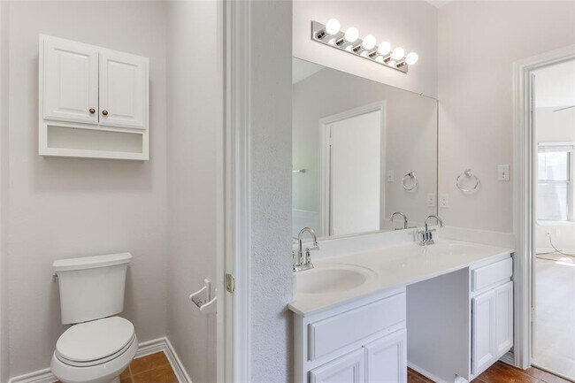 Building Photo - 927 Picadilly Dr