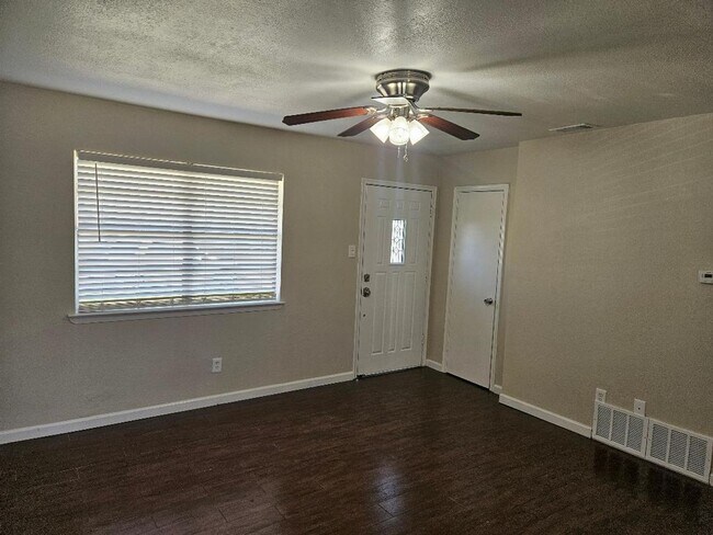 Building Photo - Updated Entertainment District Casa