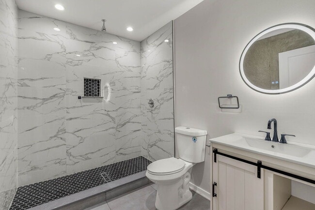 Building Photo - 1645 W Cabot St