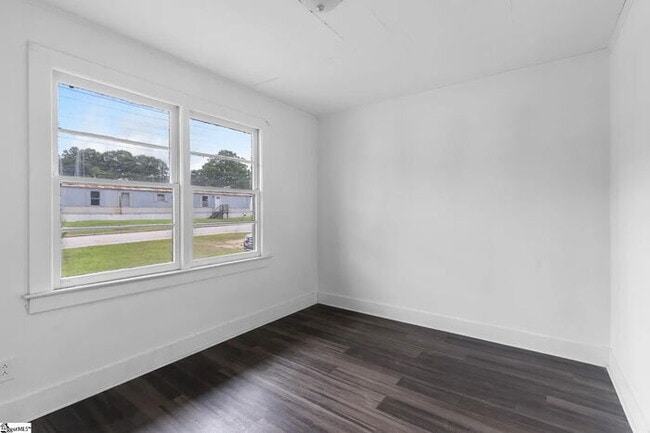 Building Photo - "Charming 2-Bedroom Retreat at 111-A North Bell Street, Clinton - Your Cozy Home Awaits!"