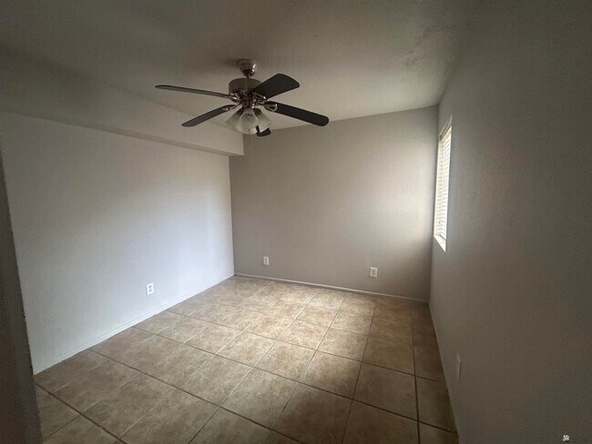 Building Photo - 143 W 27th Pl