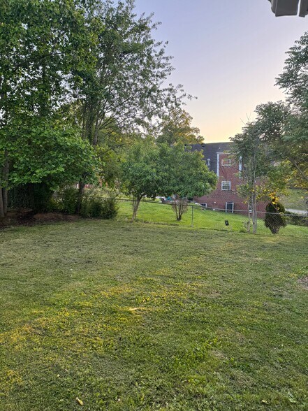Building Photo - 223 N Queens Ct
