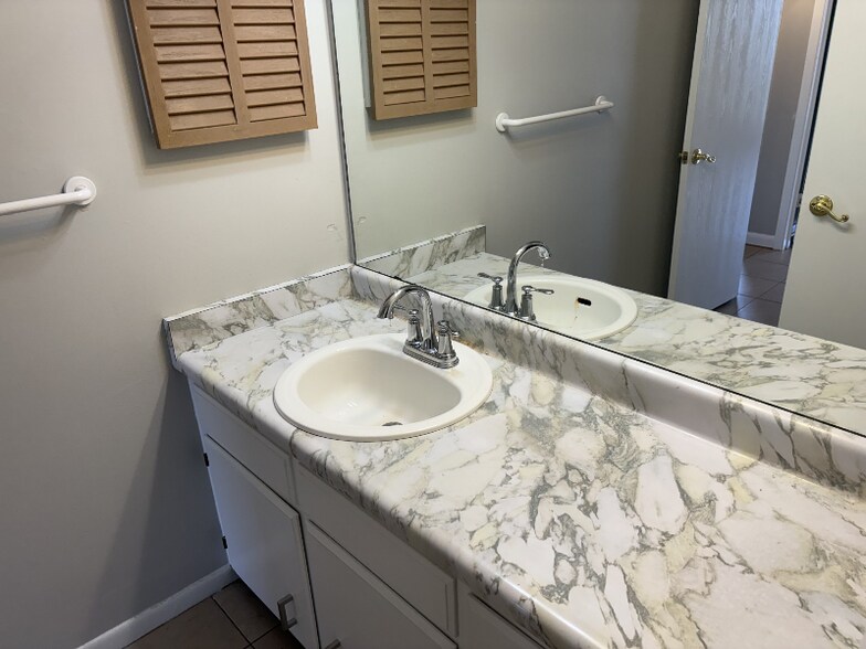 Building Photo - 515 Basswood Ave