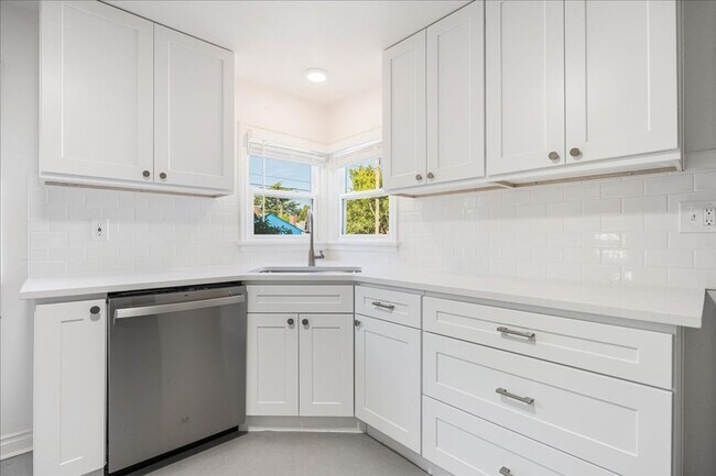 Building Photo - Sweet & Charming 2/1 Home Available Immedi...