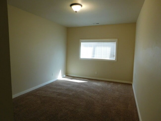 Building Photo - 3Bd/2.5Ba Two Story Townhouse - Available ...