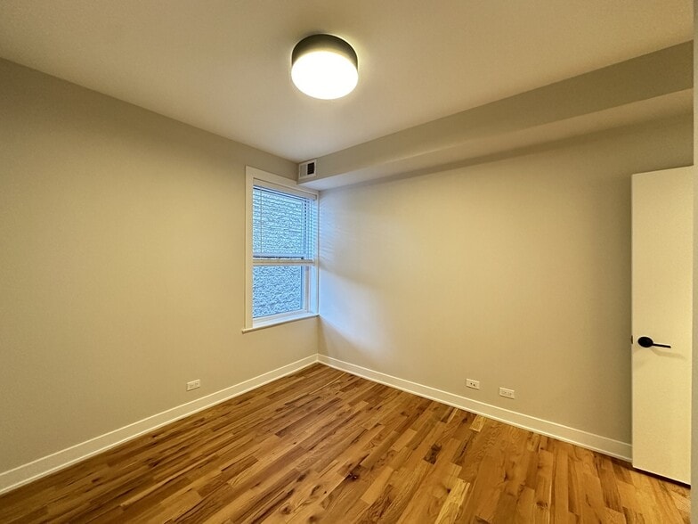 Building Photo - 643 W Wrightwood Ave