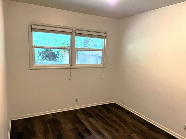 Building Photo - Enjoy Modern Living in this Upgraded home in a wooded area!