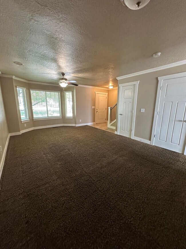 Building Photo - Dog friendly 3 Bedroom 2.5 Bath town home in Provo.