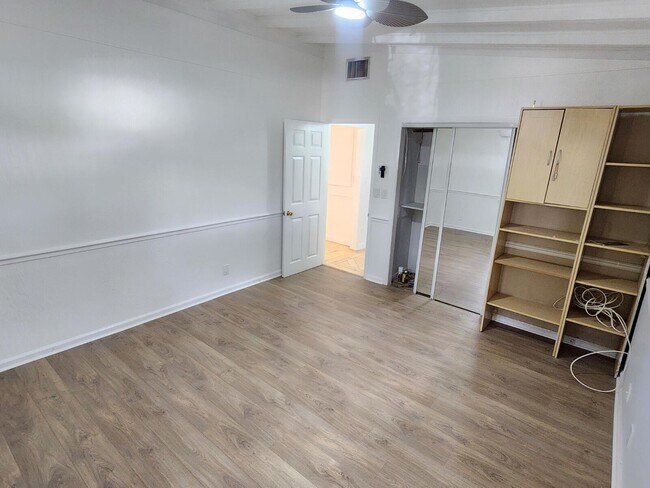 Building Photo - 305 S Loxahatchee Dr