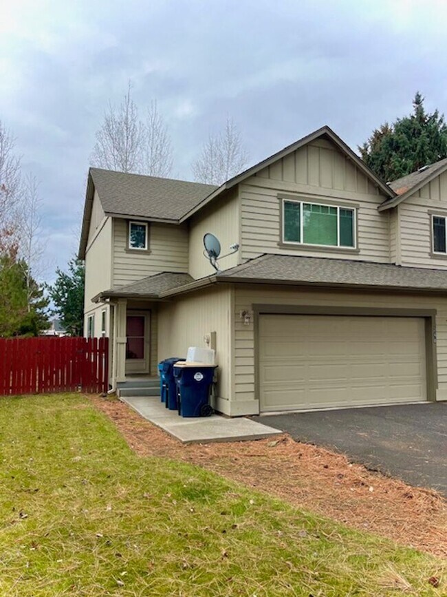 Building Photo - Charming 3-Bdr/2.5 bath located just blocks from Sisters Elementary School!