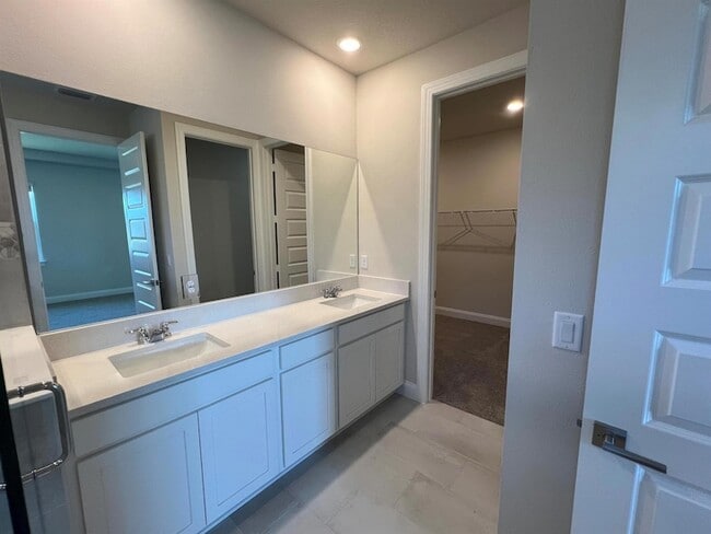 Building Photo - 6305 Cloverdale Ave