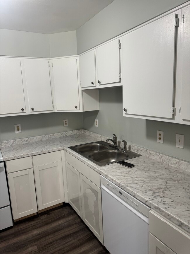 Building Photo - 1664 Lipscomb Rd E