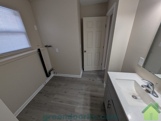 Building Photo - 823 S Lindenwood Dr