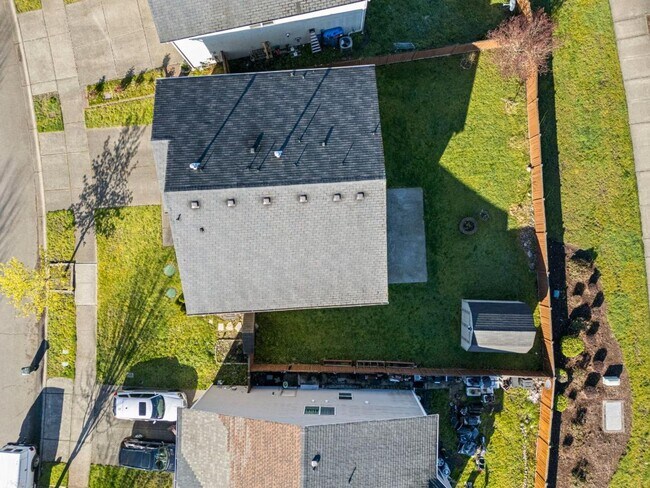 Building Photo - Updated and Spacious 3 Bed Yelm Rental!