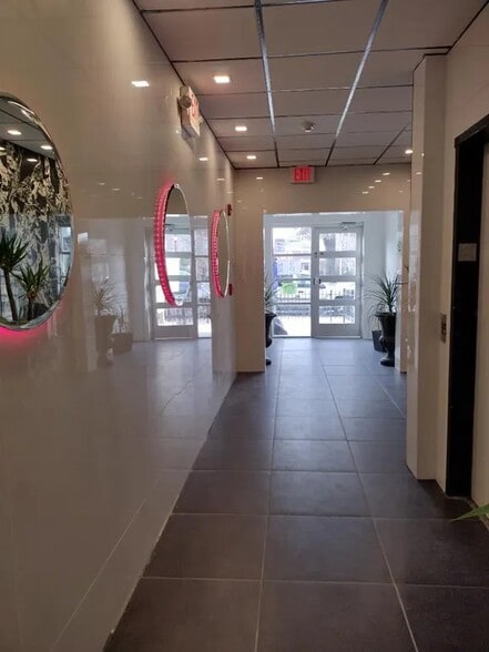 Building Photo - 76 Main St