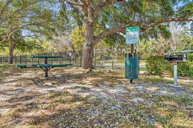 Building Photo - 2820 N Oakland Forest Dr