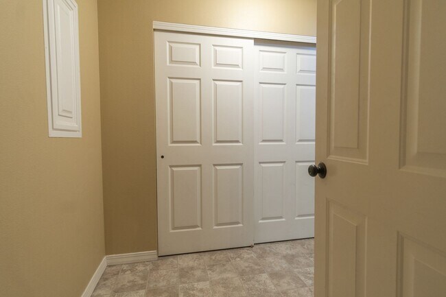 Building Photo - 3 Bedroom, 2 bathroom townhouse on Sunnyside Hill!