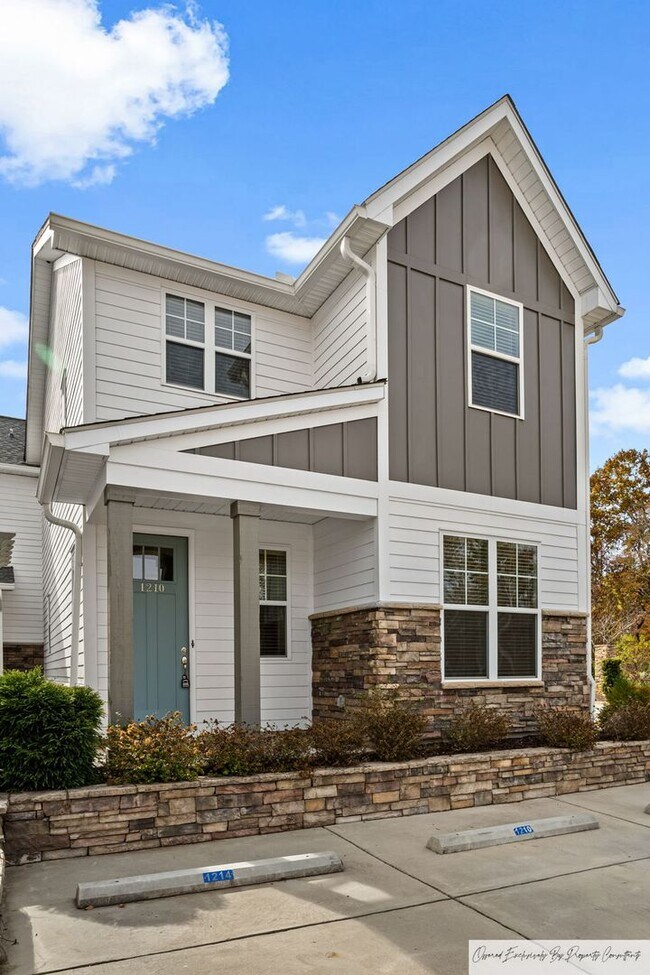 Building Photo - RESORT LIVING IN DESIRABLE SALUDA RIVER CLUB