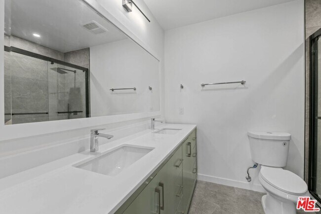 Building Photo - 2449 Beachwood Dr