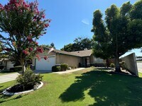 Building Photo - Spacious corner home in Pheasant Run Commu...