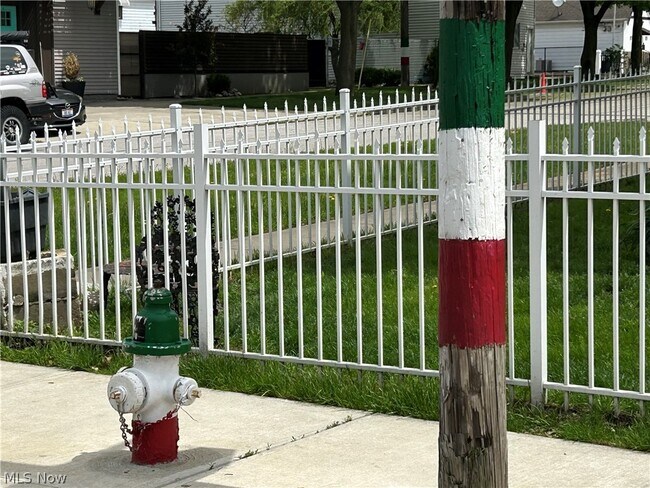 Building Photo - 1311 W 69th St