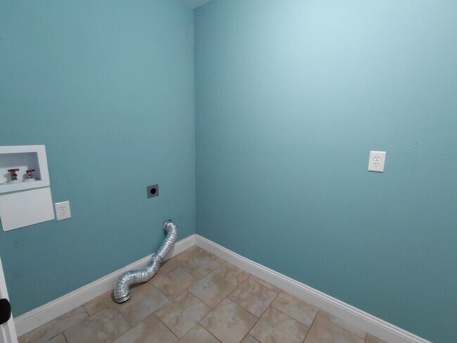 Building Photo - 137 Creek View Dr