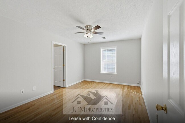 Building Photo - 700 Cottonwood Dr