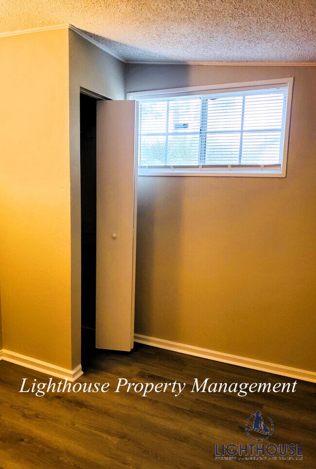 Building Photo - NEWLY RENOVATED 3 bed/2 bath!