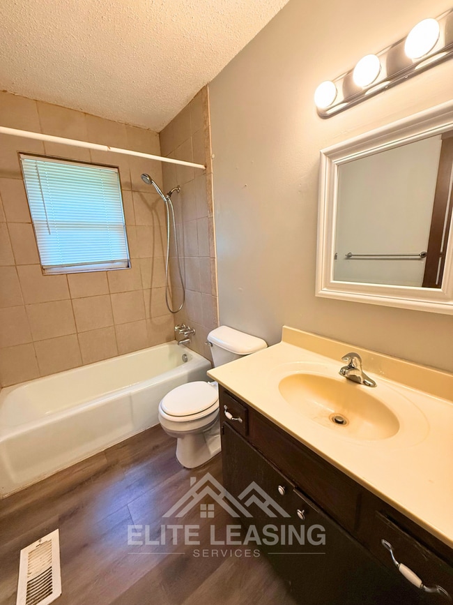 Building Photo - 2 Bed Duplex with Finished Basement & Large Backyard