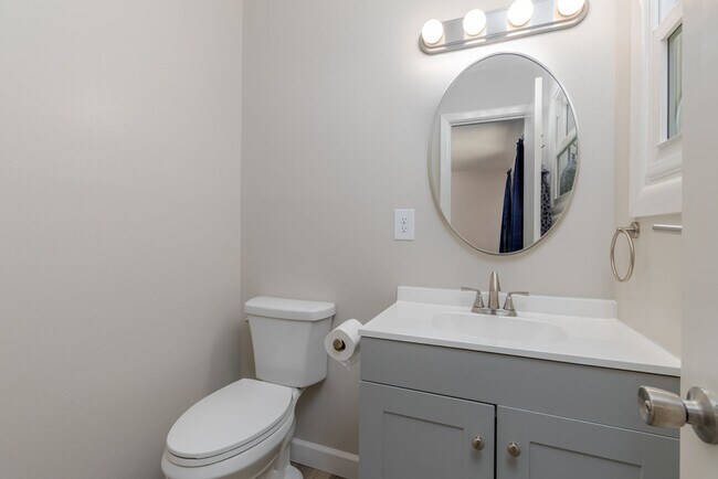 Building Photo - 5 bedroom 2 bath rental