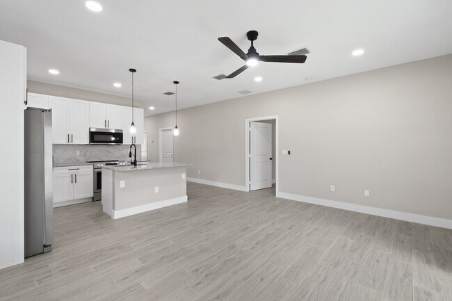 Building Photo - 1388 NW Charlie Green Dr