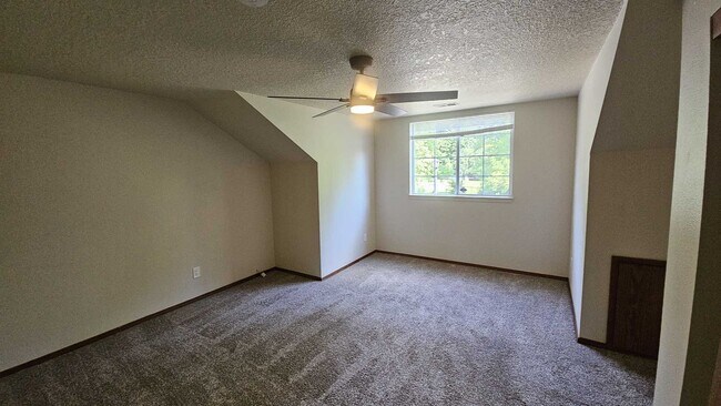 Building Photo - Spacious 2467 sq ft 4 Bedroom 2.5 Bath hom...