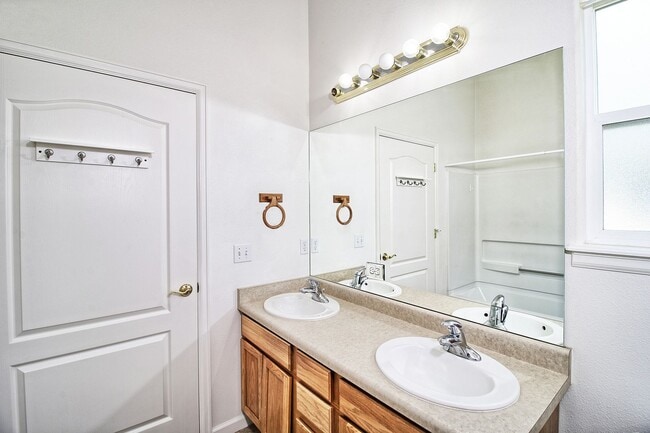 Building Photo - 598 Garnet Dr